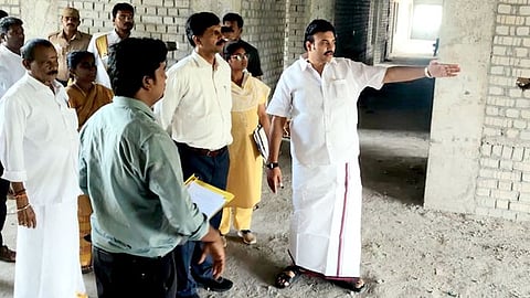 ஈரோடு ரங்கம்பாளையம் கட்டப்பட்டு வரும் ஆதிதிராவிடா் நலக் கல்லூரி மாணவா்கள் தங்கும் விடுதியை பாா்வையிடுகிறாா் அமைச்சா் மா.மதிவேந்தன். உடன், மாவட்ட ஆட்சியா் ச.கந்தசாமி உள்ளிட்டோா்.