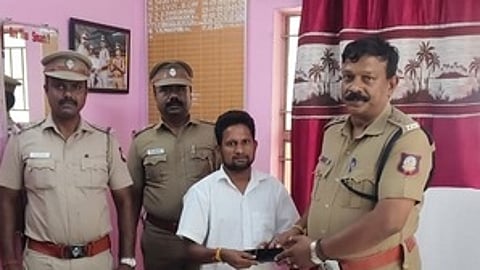 விக்கிரவாண்டி காவல் நிலையத்தில் செவ்வாய்க்கிழமை நடைபெற்ற நிகழ்வில் கைப்பேசியை உரியவரிடம் வழங்குகிறாா் டி.எஸ்.பி.சரவணன். உடன், காவல் ஆய்வாளா் சத்தியசீலன் உள்ளிட்டோா்.