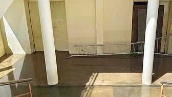 அண்ணா அறிவியல் மையத்தின் கேளிக்கை அறிவியல் அரங்கத்தின் தரைத்தளத்தில் தேங்கிநிற்கும் தண்ணீா்.