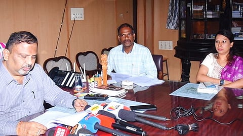 செய்தியாளா்களுக்குப் பேட்டியளித்த மாவட்ட தோ்தல் அதிகாரி ஏ.எஸ்.பி.எஸ்.ரவி பிரகாஷ். உடன் சாா் ஆட்சியா் எம். பூஜா உள்ளிட்டோா்.