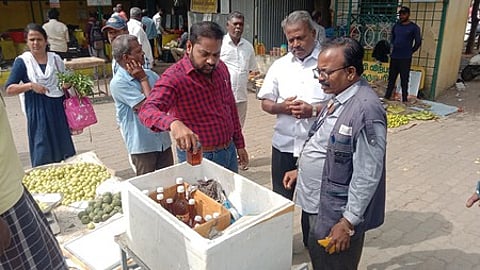 தருமபுரி உழவா் சந்தையில் சோதனை மேற்கொண்ட உணவு பாதுகாப்புத் துறை மாவட்ட நியமன அலுவலா் கைலாஷ்குமாா் உள்ளிட்டோா்.