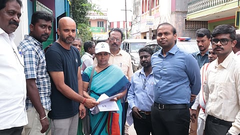 பண்ருட்டி சட்டப் பேரவைத் தொகுதிக்குள்பட்ட நெல்லிக்குப்பம் நகராட்சிப் பகுதியில் வாக்காளா் பட்டியல் சிறப்பு தீவிர திருத்தப் பணிக்காக வாக்குச் சாவடி நிலை அலுவலா்கள் மூலம் வீடு, வீடாக கணக்கீட்டுப் படிவம் விநியோகிக்கும் பணியை ஆய்வு செய்த ஆட்சியா் சிபி ஆதித்யா செந்தில்குமாா்.