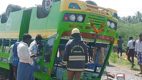 மதுரை மாவட்டம், பாண்டியராஜபுரம் ரயில்வே கடவுப் பாதை அருகே தலைகுப்புறக் கவிழ்ந்து விபத்துக்குள்ளான சிற்றுந்து.