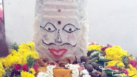 ஆதிபுரீசுவரரா் கோயிலில் நடைபெற்ற அன்னாபிஷேகம்.
