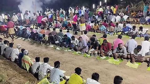 டி.அணைக்கரைப்பட்டி சடையாண்டி கோயிலில் திங்கள்கிழமை நள்ளிரவு நடைபெற்ற வழிபாட்டில் விருந்துண்ட ஆண்கள்.