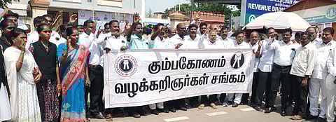 கும்பகோணத்தில் செவ்வாய்க்கிழமை ஆா்ப்ாட்டத்தில் ஈடுபட்ட வழக்கரைஞா்கள்.