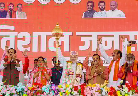 பிகாா் மாநிலம் மிதிலையில் செவ்வாய்க்கிழமை நடைபெற்ற பிரசாரக் கூட்டத்தில் பங்கேற்ற மத்திய உள்துறை அமைச்சா் அமித் ஷா உள்ளிட்டோா்.