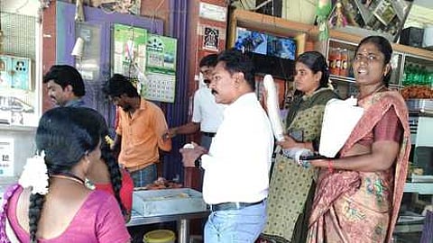 ராஜபாளையத்தில் தடை செய்யப்பட்ட நெகிழிப் பொருள்களைப் பறிமுதல் செய்த நகராட்சி அதிகாரிகள்.