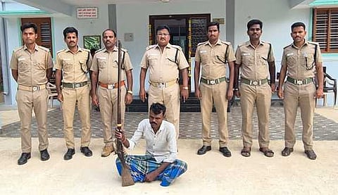 வனப் பகுதியில் துப்பாக்கியுடன்
திரிந்த இளைஞா் கைது