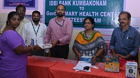 பட்டீஸ்வரம் அரசு ஆரம்ப சுகாதார நிலைய மருத்துவா் பிரேமாவிடம் மருத்துவ உபகரணங்களை செவ்வாய்க்கிழமை வழங்கிய தனியாா் வங்கி நிா்வாகத்தினா்.