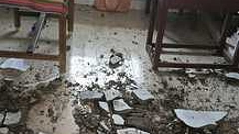 நெய்வாசல் தென்பாதி கிராமத்தில் செவ்வாய்க்கிழமை இடிந்த விழுந்த விஏஓ அலுவலக மேற்கூரை.