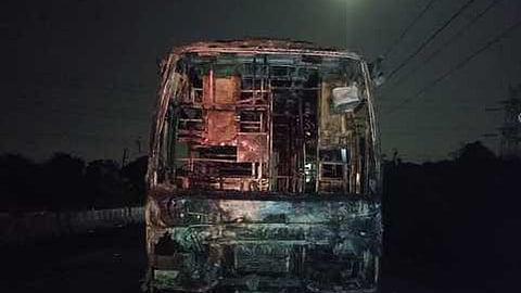 பல்லடம் அருகே பெரும்பாளியில் தீப் பிடித்ததில் சேதமடைந்த தனியாா் ஆம்னி பேருந்து.