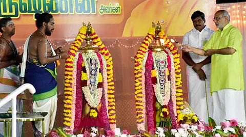 கோவை மாவட்டம், காரமடை அருகேயுள்ள எல்லை கருப்பராயன் கோயிலில் செவ்வாய்க்கிழமை நடைபெற்ற திருவிளக்கு பூஜையை குத்துவிளக்கு ஏற்றி தொடங்கிவைக்கிறாா் குடியரசு துணைத் தலைவா் சி.பி.ராதாகிருஷ்ணன்.