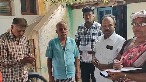 விராலிமலை அம்மன் கோயில் வீதியில் வாக்காளா் பட்டியல் தீவிர திருத்த விண்ணப்பம் அளித்த தோ்தல் அலுவலா்கள்.