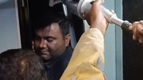 நாமக்கல் தனியாா் உணவக மின்தூக்கியில் சிக்கிய இருவரை மீட்ட தீயணைப்பு நிலைய வீரா்கள்.