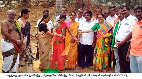 காவிரிக் கரை பகுதியில் படித்துறை அமைக்க நடைபெற்ற பூமி பூஜையில் பங்கேற்றோா்.
