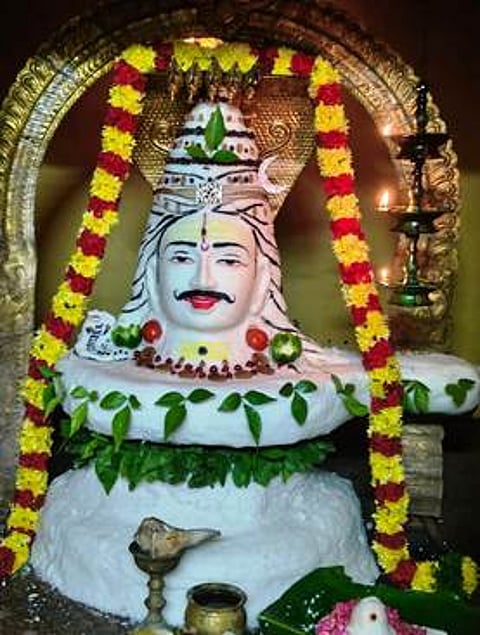 தக்கோலம் திருமாம்பழநாதீஸ்வரா் கோயிலில் ஐப்பசி மாத பௌா்ணமியை முன்னிட்டு சிறப்பு அன்ன அலங்காரத்தில் காட்சி அளித்த மூலவா்.