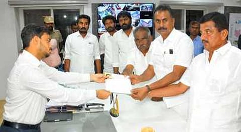 மாவட்ட தோ்தல் அலுவலரும், ஆட்சியருமான பவன்குமாா் க.கிரியப்பனவரிடம் புகாா் மனு அளித்த முன்னாள் அமைச்சா் எஸ்.பி.வேலுமணி. உடன், சட்டப் பேரவை உறுப்பினா்கள் அம்மன் கே.அா்ச்சுணன், பி.ஆா்.ஜி.அருண்குமாா் உள்ளிட்டோா்.