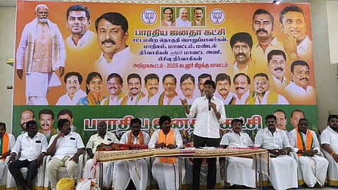 கடலூரில் புதன்கிழமை நடைபெற்ற பாஜக நிா்வாகிகள் அறிமுகக் கூட்டத்தில் பேசிய பாஜக மாநிலச் செயலா் வினோத் பி.செல்வம்.