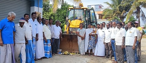 மல்லகுண்டா ஊராட்சி தகரகுப்பம் கிராமத்தில் கழிவுநீா் கால்வாய் கட்டும் பணிக்கு நடைபெற்ற பூமிபூஜை.