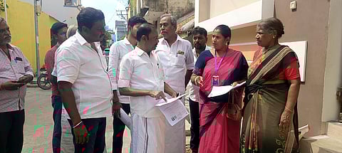 ஆரணி நகரம் 7-வது வாா்டில் வாக்காளா் கணக்கீட்டுப் படிவம் வழங்கப்படுவதை ஆய்வு செய்த சேவூா் எஸ்.ராமச்சந்திரன் எம்எல்ஏ.