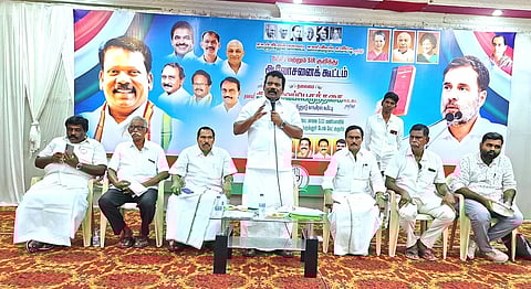 ஸ்ரீ பெரும்புதூரில் நடைபெற்ற காங்கிரஸ் ஆலோசனைக் கூட்டத்தில் பேசிய கு. செல்வப்பெருந்தகை எம்எல்ஏ.