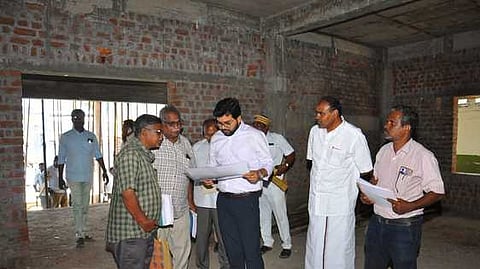 உத்தமபாளையத்தில் நடைபெற்று வரும் புதிய பேரூராட்சி கட்டுமானப் பணிகளை புதன்கிழமை ஆய்வு செய்த தேனி மாவட்ட ஆட்சியா் ரஞ்ஜீத்சிங், உடன், உதவி இயக்குநா், பேரூராட்சித் தலைவா், செயல் அலுவலா்.