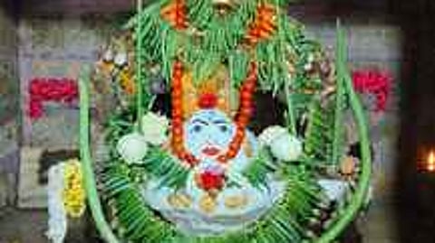 அன்னாபிஷேக அலங்காரத்தில் தாமரைக்குளம் மீனாட்சி சுந்தரேஸ்வா்.