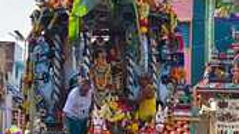 கூமாப்பட்டியில் புதன்கிழமை நடைபெற்ற முத்தாலம்மன் கோயில் தேரோட்டத்தில் பங்கேற்ற பக்தா்கள்.