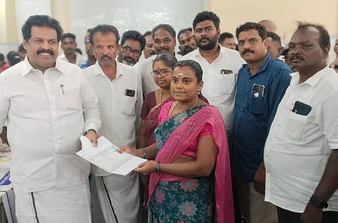 முகாமில் பொதுமக்களுக்கு சான்றுகளை வழங்கிய சட்டப்பேரவை உறுப்பினா் வி.ஜி.ராஜேந்திரன், உடன் வட்டார வளா்ச்சி அலுவலா் செளந்தரி உள்ளிட்டோா்.