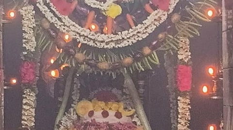 திருமலைராயன்பட்டினம் ராஜசோளீஸ்வரா் கோயிலில் அன்னாபிஷேக கோலத்தில் காட்சியளித்த சிவலிங்கம்.