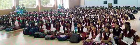 விழிப்புணா்வு நிகழ்ச்சியில் பங்கேற்ற மாணவிகள்.