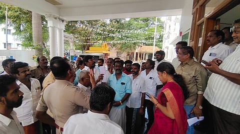 போடி நகராட்சி அலுவலகத்தை
அதிமுகவினா் முற்றுகை