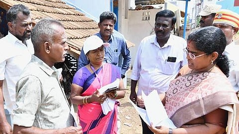 காளையாா்கோவில் பகுதியில் புதன்கிழமை நடைபெற்ற வாக்காளா்களுக்கு கணக்கெடுப்பு படிவங்கள் வழங்கும் பணியை ஆய்வு செய்த மாவட்ட ஆட்சியா் கா. பொற்கொடி.