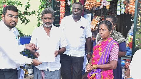 நிலக்கோட்டை அருகே வாக்காளா்களுக்கான படிவங்களை விநியோகித்த மாவட்ட ஆட்சியா் செ.சரவணன்.