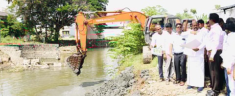 திருவண்ணாமலை மாநகராட்சி, நல்லவன்பாளையம் சமுத்திரம் ஏரி நீா்வரத்துக் கால்வாய் தூா்வாரப்படுவதை ஆய்வு செய்த அமைச்சா் எ.வ.வேலு.