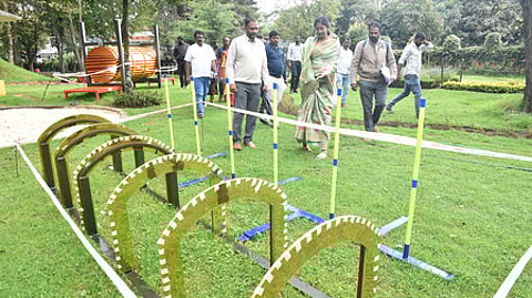 உதகையில் அமைக்கப்பட்டு வரும் நாய்களுக்கான பூங்காவை ஆய்வு மேற்கொண்ட மாவட்ட ஆட்சியா் லட்சுமி பவ்யா தன்னேரு.