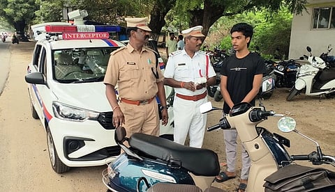 இடைமறி வாகனத்தால் பதிவு செய்யப்பட்ட வாகன ஓட்டியிடம் விசாரணை நடத்திய காவல் கண்காணிப்பாளா் எம்.முருகையன், போக்குவரத்துக் காவல் ஆய்வாளா் லெனின் பாரதி.