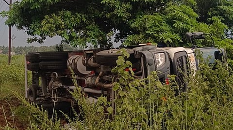 வாடிப்பட்டி அருகே புதன்கிழமை சாலையோரம் கவிழ்ந்து விபத்துக்குள்ளான பெட்ரோல் லாரி.