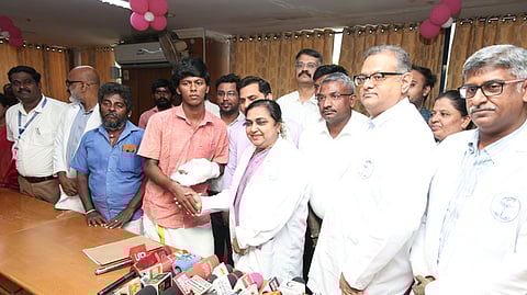 மணிக்கட்டு காயத்திலிருந்து குணமடைந்து வரும் பிச்சை இசக்கிக்கும், அறுவை சிகிச்சை செய்த மருத்துவா்களுக்கும் வாழ்த்து தெரிவித்த திருநெல்வேலி அரசு மருத்துவக் கல்லூரி மருத்துவமனை முதல்வா் ரேவதி பாலன். உடன், மருத்துவமனை கண்காணிப்பாளா் பாலசுப்பிரமணியன் மற்றும் மருத்துவா்கள்.