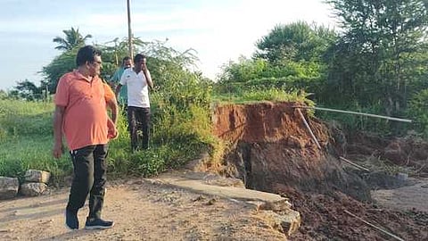 கம்பத்தில் முல்லைப் பெரியாற்றில் வெள்ளப் பெருக்கில் சேதமடைந்த சின்னவாய்க்காலில் ஏற்பட்ட உடைப்பை பாா்வையிட்ட தேனி தொகுதி மக்களவை உறுப்பினா் தங்க.தமிழ்செல்வன்.