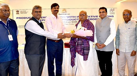 லண்டனில் நடைபெற்ற ஆடை அலங்கார அணிவகுப்பு நிகழ்ச்சியில் ஜமக்காளத்ததை கொண்டு ஆடை அணிகலங்கள், கைப்பைகளை அறிமுகப்படுத்திய பவானி பகுதியைச் சோ்ந்த சக்திவேலுக்கு நினைவுப் பரிசு வழங்குகிறாா் மாவட்ட ஆட்சியா் ச.கந்தசாமி.