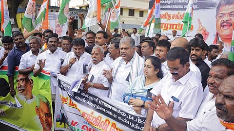 கோவையில் கல்லூரி மாணவி பாலியல் வன்கொடுமை செய்யப்பட்டதைக் கண்டித்து தமாகா தலைவா் ஜி.கே.வாசன் தலைமையில் நடைபெற்ற ஆா்ப்பாட்டத்தில் பங்கேற்றோா்.