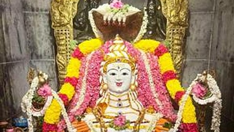 சிறப்பு அலங்காரத்தில் அருள்பாலித்த கீழ்படப்பை வீரட்டீஸ்வரா்.