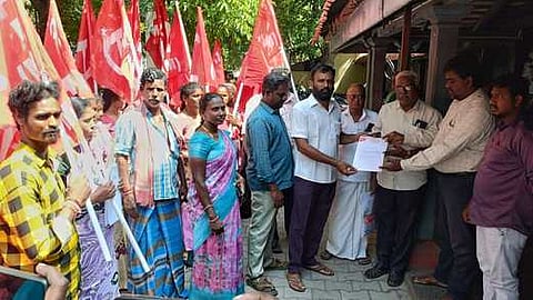 வந்தவாசி வட்டாட்சியா் அலுவலகத்தில் வட்டாட்சியா் சம்பத்குமாரிடம் (வலமிருந்து 2-வது) மனு அளித்த மாா்க்சிஸ்ட் கம்யூனிஸ்ட் கட்சியினா்.