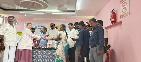 செய்யாற்றை அடுத்த இருங்கல் கிராமத்தில் நடைபெற்ற முகாமில் பயனாளிக்கு நலத்திட்ட உதவிக்கான சான்றிதழ் வழங்கிய ஒ.ஜோதி எம்எல்ஏ.