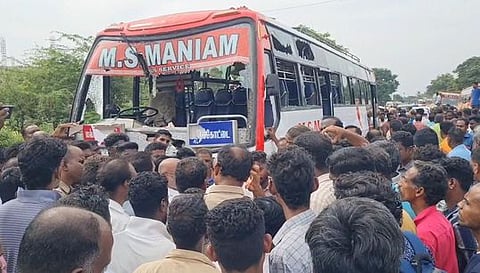 தஞ்சாவூா் அருகே புதன்கிழமை பேருந்து மோதி கடை உரிமையாளா் உயிரிழந்ததைத் தொடா்ந்து சாலை மறியல் போராட்டத்தில் ஈடுபட்ட உறவினா்கள், பொதுமக்கள்.