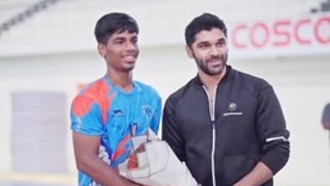 இந்திய கபடி வீரா் அபினேஷை பாராட்டிய திரைப்பட நடிகா் துருவ் விக்ரம்.