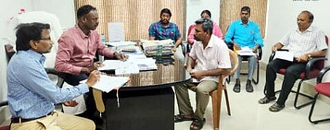 கடனுதவி பெற விண்ணப்பித்தவா்களின் மனுக்களை பரீசீலனை செய்த இணைப்பதிவாளா் கோ.யோகவிஷ்ணு தலைமையிலான குழுவினா் .