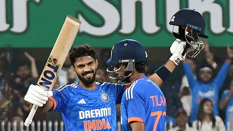 கேப்டன் திலக் வர்மாவுடன் துணை கேப்டன் ருதுராஜ் கெய்க்வாட்.